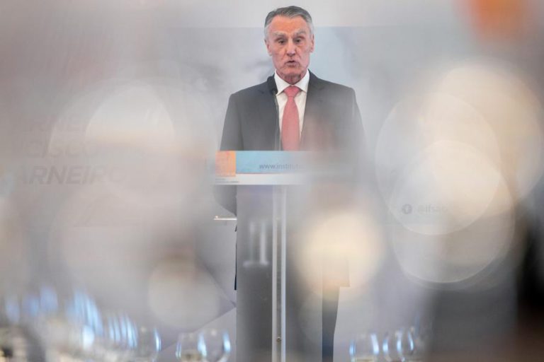 DEGRADAÇÃO DOS SERVIÇOS DE SAÚDE DEVE-SE A “OPÇÕES POLÍTICAS ERRADAS” DO GOVERNO, DIZ CAVACO