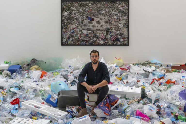 RETRATO DE UMA COMUNIDADE QUE VIVE PELO LIXO E MORRE PELO LIXO EXPOSTO POR MÁRIO CRUZ