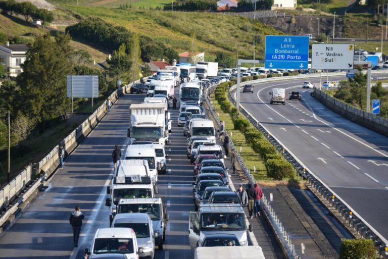 A8 SENTIDO NORTE/SUL CORTADA DEVIDO A CHOQUE COM 12 VEÍCULOS E SEIS FERIDOS LIGEIROS