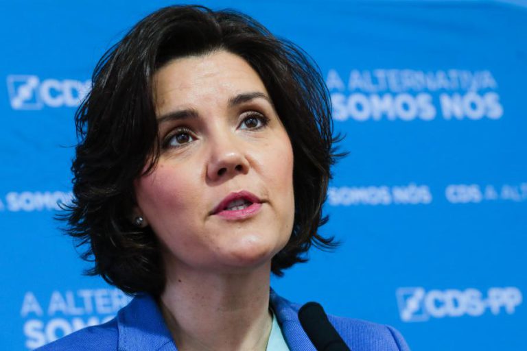 ASSUNÇÃO CRISTAS LAMENTA ATENTADOS E “VIOLÊNCIA CONTRA LIBERDADE RELIGIOSA”