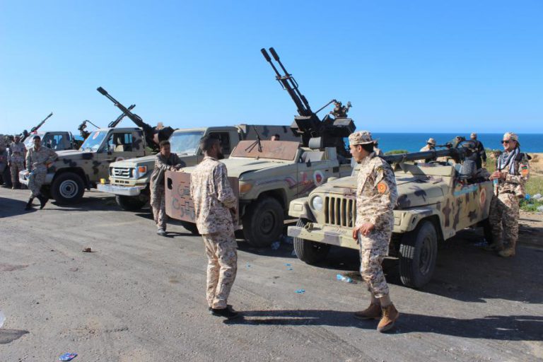 PELO MENOS DOIS FERIDOS EM CONTRA-ATAQUE DAS FORÇAS DE HAFTAR PERTO DA CAPITAL LÍBIA