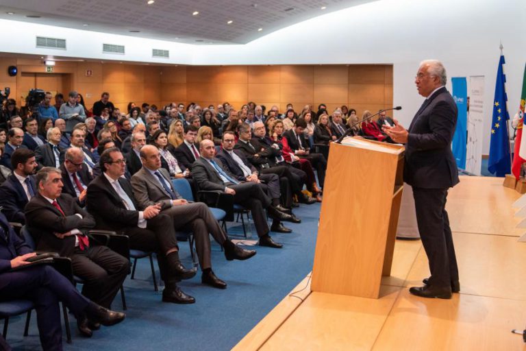 PRIMEIRO-MINISTRO DESTACA INVESTIMENTO DOS EMPRESÁRIOS APESAR DE INCERTEZAS NA ECONOMIA MUNDIAL