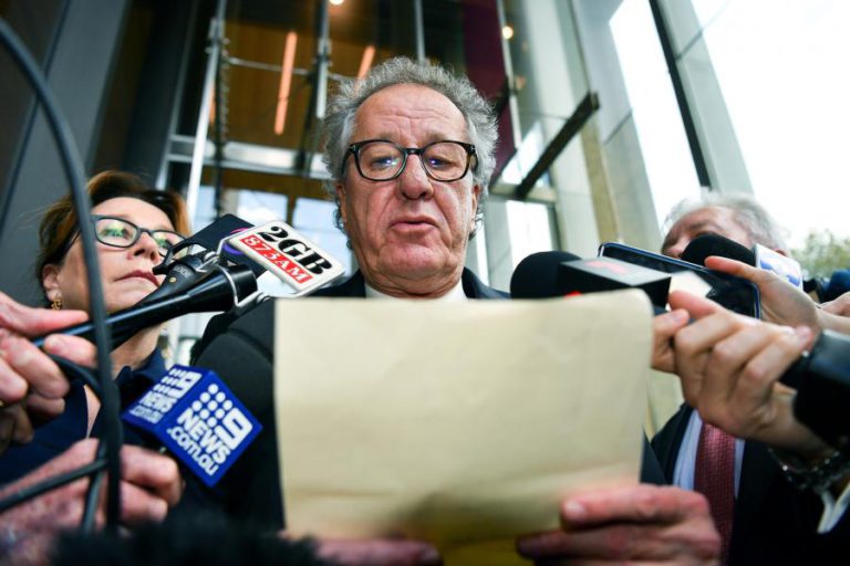 TRIBUNAL DECIDE A FAVOR DE ATOR GEOFFREY RUSH EM CASO DE ACUSAÇÃO DE ASSÉDIO SEXUAL