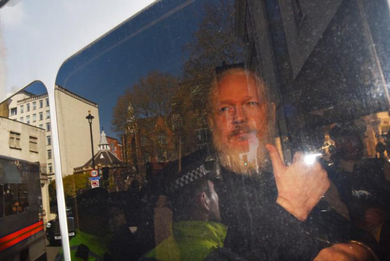 WIKILEAKS: JUIZ DECLARA ASSANGE CULPADO POR VIOLAÇÃO DA LIBERDADE CONDICIONAL
