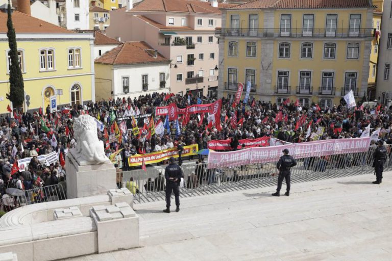 MILHARES NA MANIFESTAÇÃO DA CGTP CONTRA PROPOSTA DE REVISÃO DO CÓDIGO LABORAL