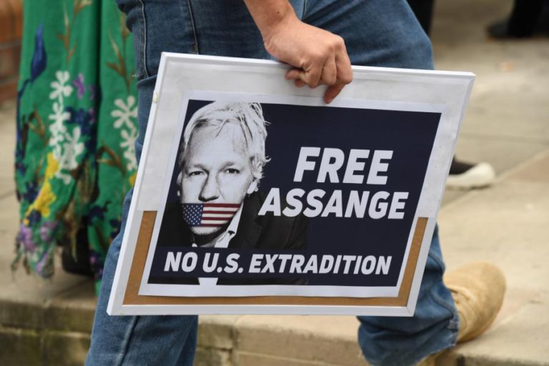 WIKILEAKS: PARLAMENTARES BRITÂNICOS QUEREM QUE ASSANGE RESPONDA POR VIOLAÇÃO NA SUÉCIA