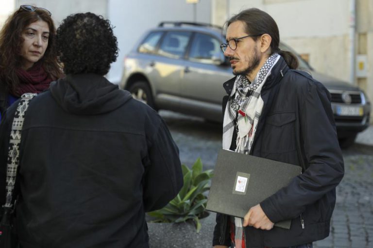 MAS APRESENTA-SE COMO “PORTA-VOZ DAS MINORIAS NO PARLAMENTO EUROPEU”