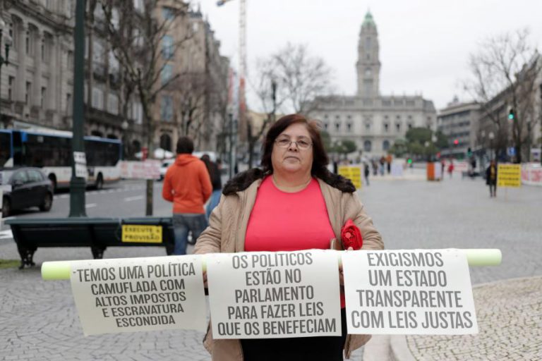 LESADOS DO BES EM PROTESTO RUIDOSO NO PORTO PROMETEM CONTINUAR NA RUA