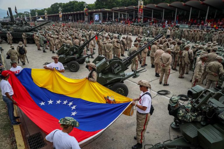 MADURO PROTAGONIZA DEMONSTRAÇÃO DE FORÇA COM MILHARES DE PESSOAS EM CARACAS