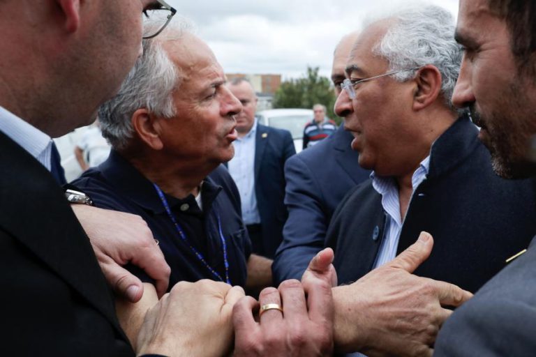 ANTÓNIO COSTA RECEBIDO EM GAIA POR PROTESTO RUIDOSO DOS LESADOS DO BES