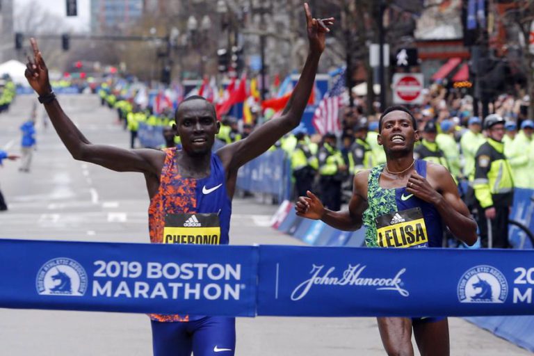 ESTREANTE LAWRENCE CHERONO VENCE 123.ª MARATONA DE BOSTON