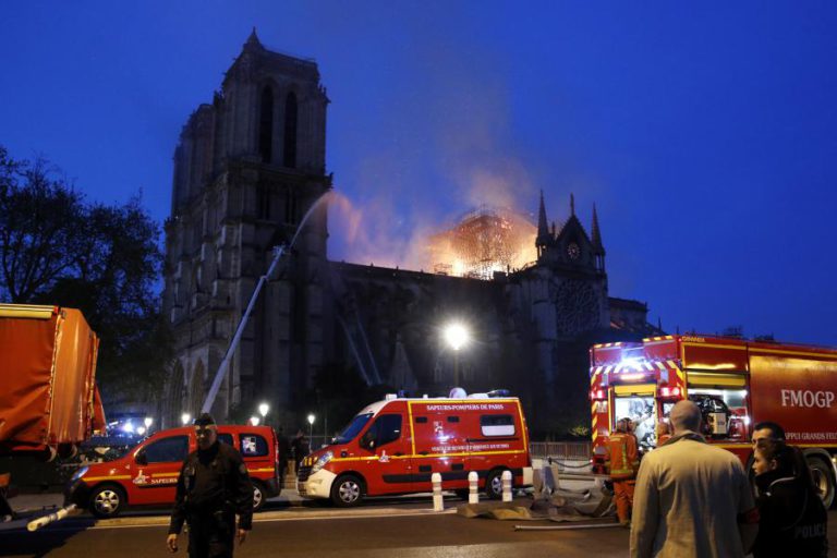 ESPECIALISTA DIZ QUE INCÊNDIO EM NOTRE-DAME DEIXA MARCAS NO QUE É A IDEMTIDADE ARTÍSTICA EUROPEIA