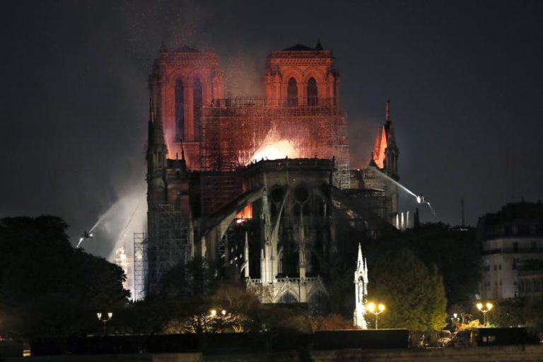 BOMBEIROS DE PARIS TEMEM NÃO CONSEGUIR TRAVAR A PROPAGAÇÃO DAS CHAMAS NA CATEDRAL DE NOTRE-DAME