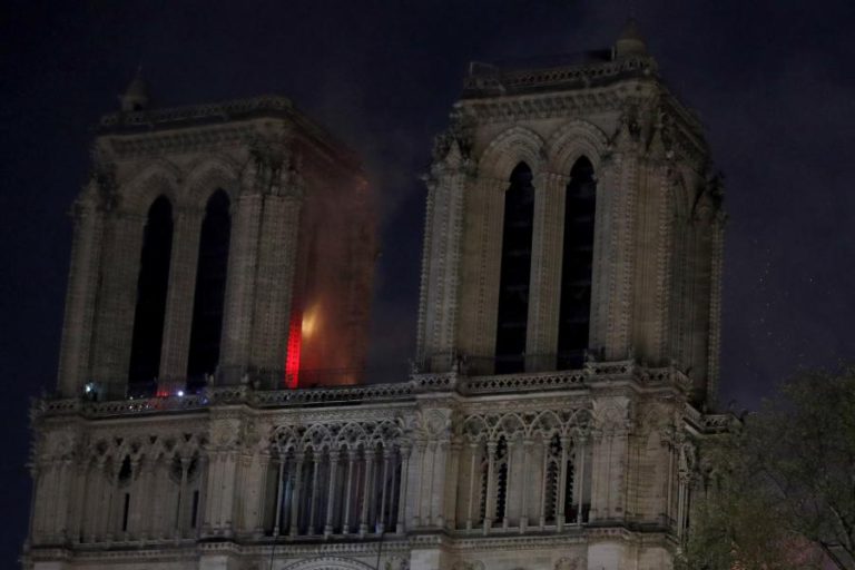 CINZAS DA CATEDRAL E INCREDULIDADE COBREM ESTA NOITE PARIS