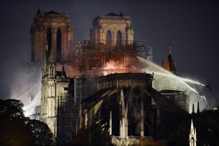 FOGO NA CATEDRAL DE NOTRE-DAME “SOB CONTROLO” E “PARCIALMENTE EXTINTO”