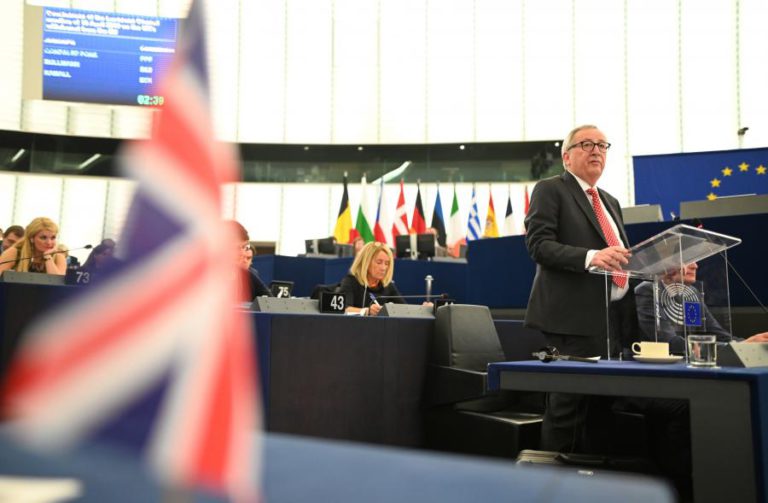 JUNCKER DEFENDE QUE 27 DISCUTAM FUTURO SEM REINO UNIDO NA SALA