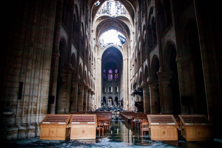 ÚLTIMOS QUADROS QUE RESISTIRAM AO INCÊNDIO DA CATEDRAL NOTRE-DAME SÃO RETIRADOS HOJE
