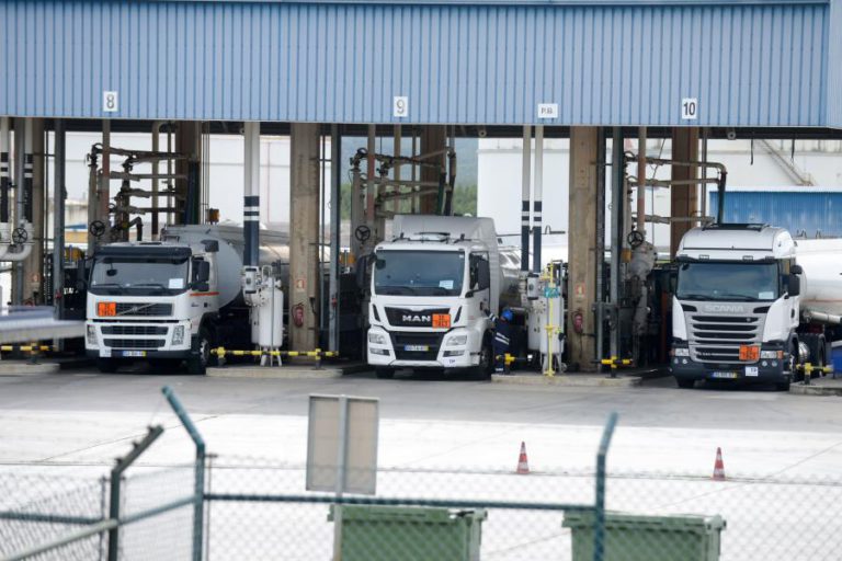 GNR ESCOLTA CAMIÕES CISTERNA COM COMBUSTÍVEIS QUE VÃO PARA O AEROPORTO DE LISBOA