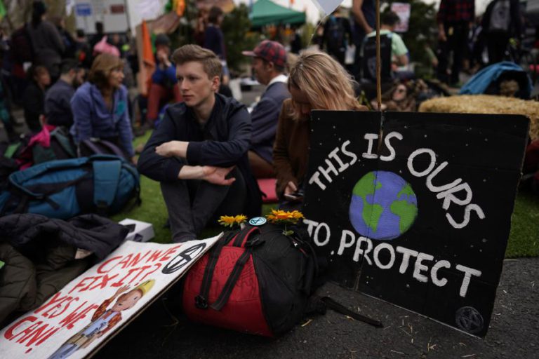 QUASE 300 PESSOAS DETIDAS EM LONDRES EM PROTESTOS CONTRA ALTERAÇÕES CLIMÁTICAS