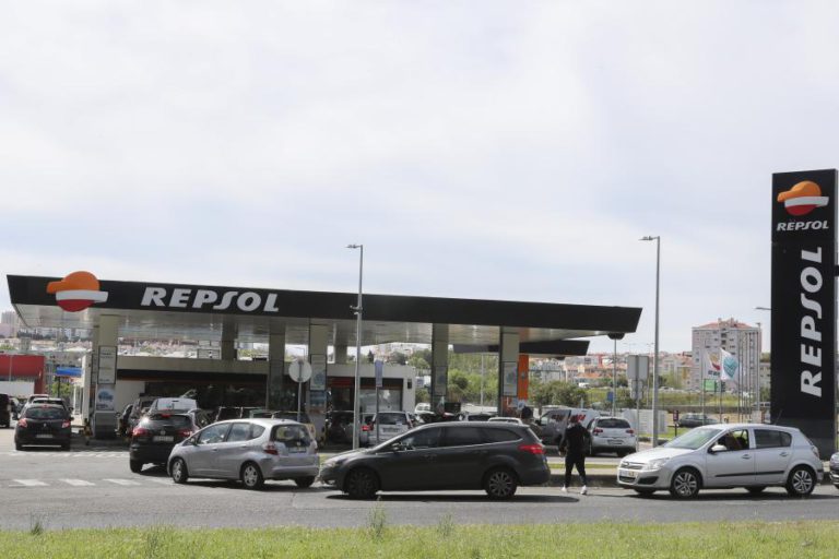 CONDUTORES FAZEM FILA PARA ABASTECER COM RECEIO DE FICAR SEM COMBUSTÍVEL