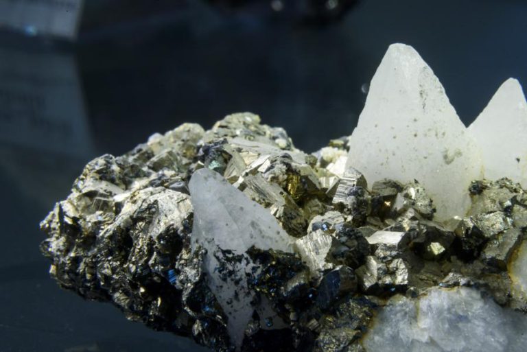 POLÍCIA MOÇAMBICANA APREENDE 800 QUILOS DE PEDRAS PRECIOSAS E DETÉM DUAS PESSOAS