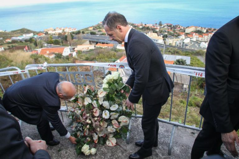 MNE ALEMÃO E PORTUGUÊS DEPOSITAM COROA DE FLORES NO LOCAL DO ACIDENTE NA MADEIRA