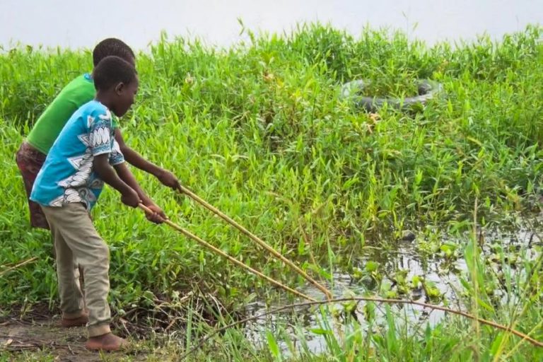 CRIANÇAS APRENDEM A PESCAR PARA MATAR A FOME DAS FAMÍLIAS, EM MOÇAMBIQUE