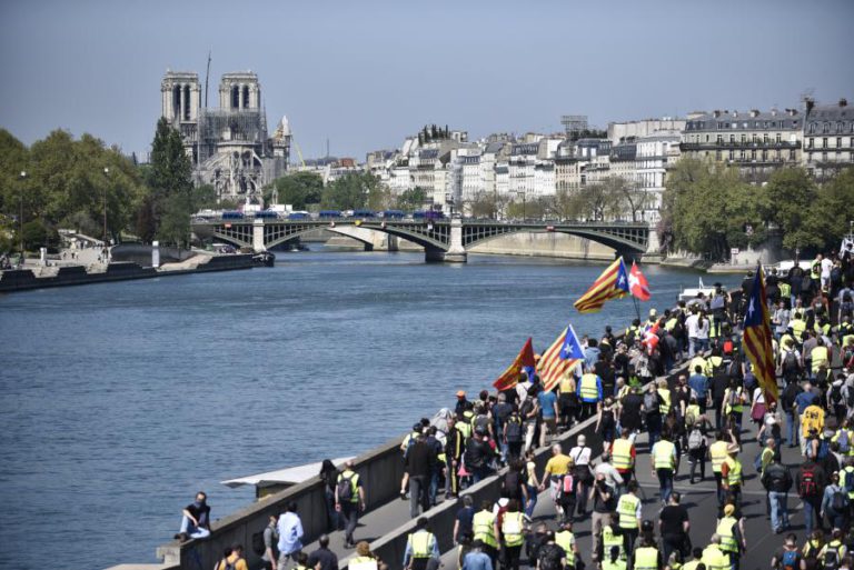 “COLETES AMARELOS” CRITICAM ADIAMENTO DE REFORMAS POR CAUSA DO INCÊNDIO EM NOTRE DAME