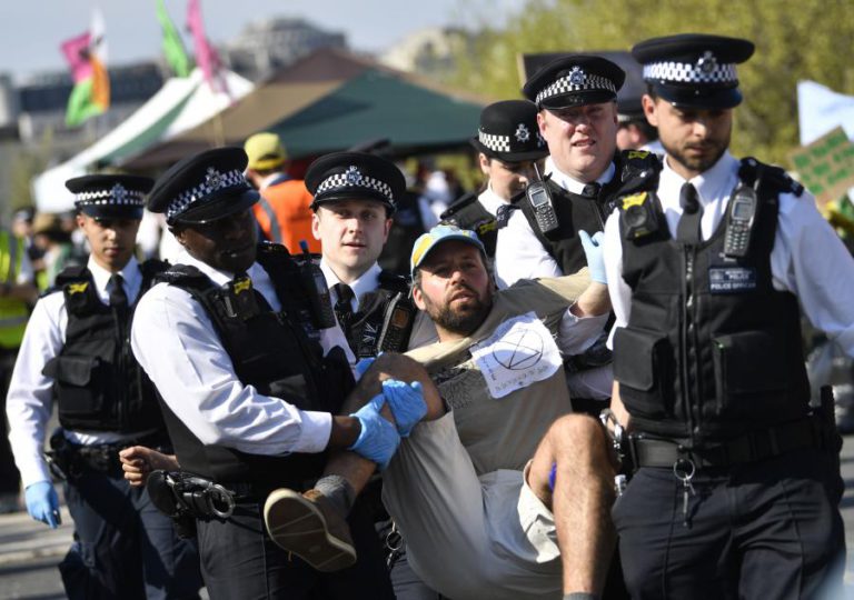 MAIS DE 700 DETIDOS EM MANIFESTAÇÕES PELO CLIMA EM LONDRES