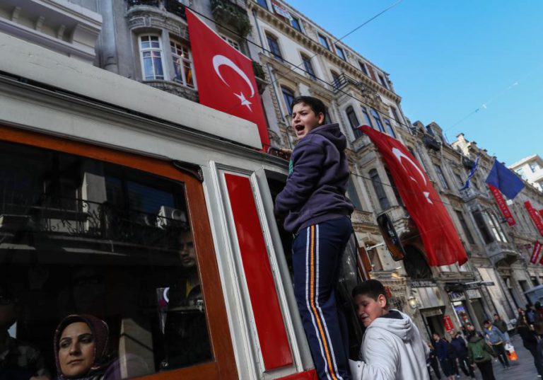 DEMOCRACIA VAI CHEGAR À TURQUIA – REALIZADOR CURDO ZIREK