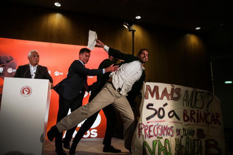 QUATRO JOVENS CONTRA AEROPORTO DO MONTIJO INTERROMPEM DISCURSO DO LÍDER DO PS