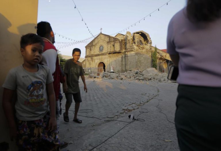 NOVO BALANÇO APONTA PARA PELO MENOS 11 MORTOS E 24 DESAPARECIDOS APÓS SISMO NAS FILIPINAS