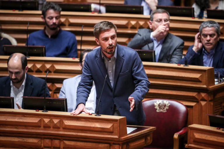 PCP REJEITA DITAMES EUROPEUS, PSD ACUSA COMUNISTAS DE FINGIREM OPOSIÇÃO