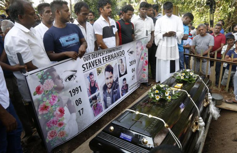 PR DO SRI LANKA PEDE RENÚNCIA A DOIS ALTOS RESPONSÁVEIS DAS FORÇAS DE SEGURANÇA