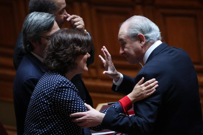 25 ABRIL: RIO REJEITA ESTAR A FAZER “POLÍTICA DE CASOS” E PEDE REFORMA DO REGIME