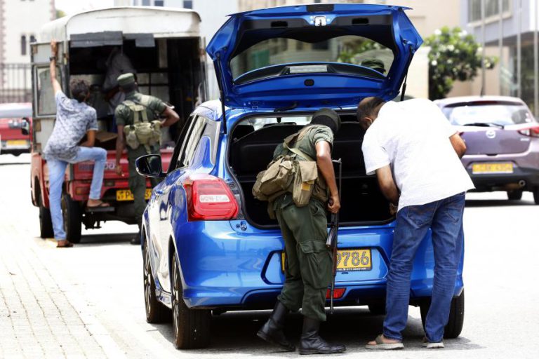 EX-CHEFE DA MARINHA DO SRI LANKA ANUNCIA DETENÇÃO DE PAI DE DOIS HOMENS-BOMBA