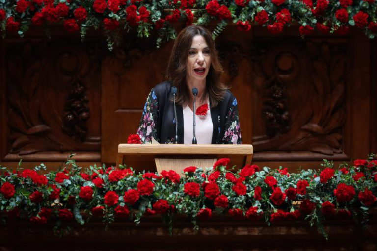 25 ABRIL: PEV DEFENDE QUE 45 ANOS DEPOIS “AINDA ESTÁ TANTO POR CUMPRIR”