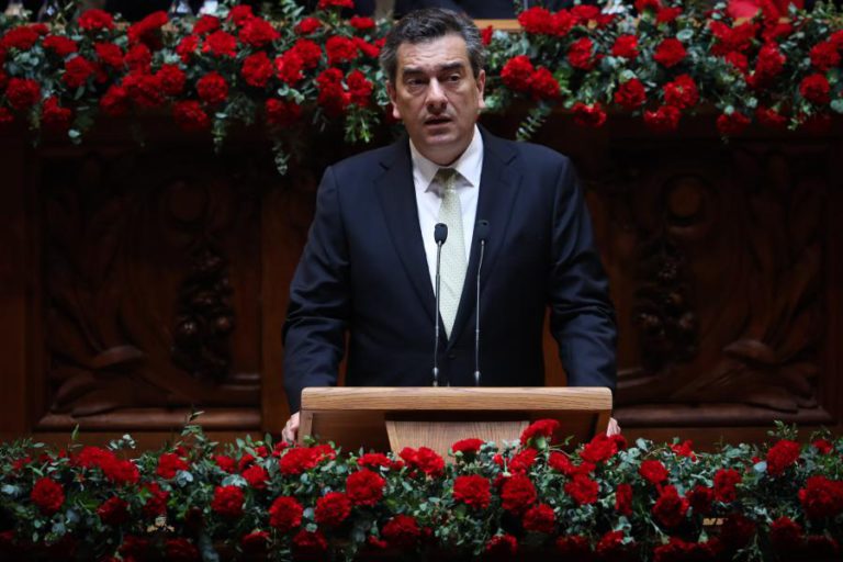 25 ABRIL: CDS-PP DIZ QUE “PROMISCUIDADE COM O PODER” É INCOMPATÍVEL COM A DIGNIDADE DEMOCRÁTICA