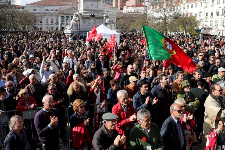 MILHARES DESFILAM EM LISBOA PARA LEMBRAR REVOLUÇÃO DOS CRAVOS