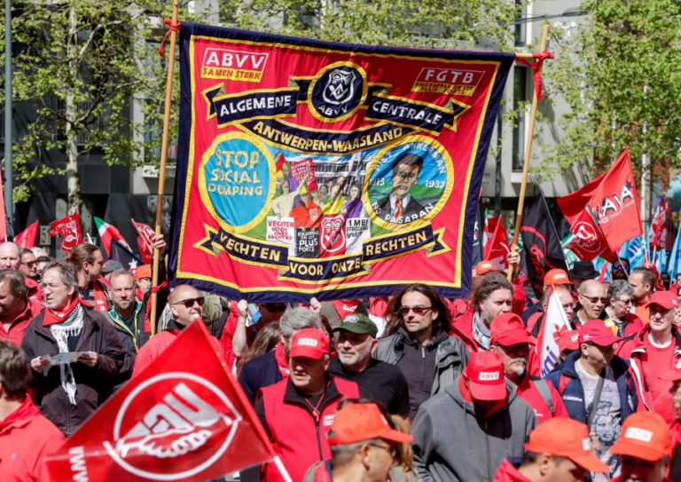 MILHARES DE PESSOAS MANIFESTAM-SE EM BRUXELAS POR MELHORES CONDIÇÕES LABORAIS
