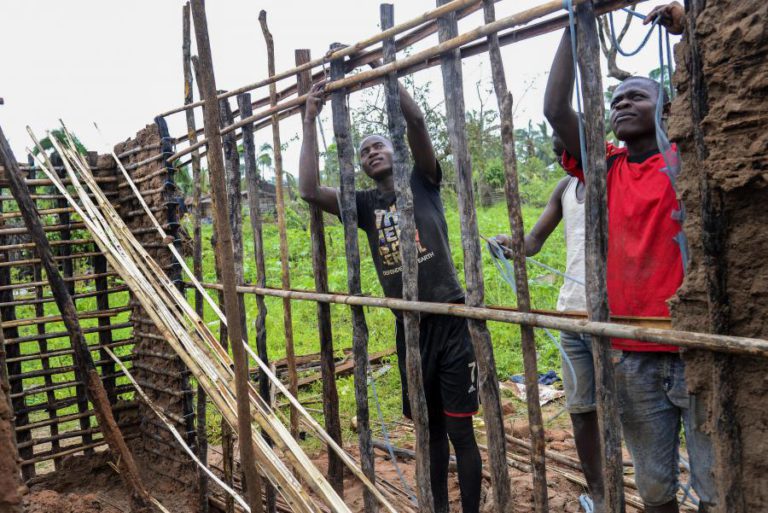 PESSOAS FAZEM EQUILÍBRIO PARA ATRAVESSAR RIO QUE ARRASTOU PONTE E CORTOU REGIÃO EM MOÇAMBIQUE