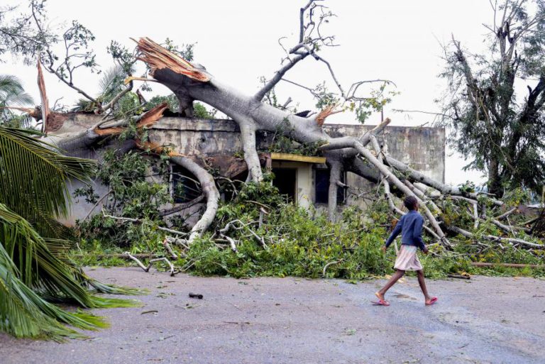 FAMÍLIAS IMPROVISAM ABRIGOS EM MACOMIA, A VILA MAIS DESTRUÍDA PELO CICLONE, A NORTE DE MOÇAMBIQUE
