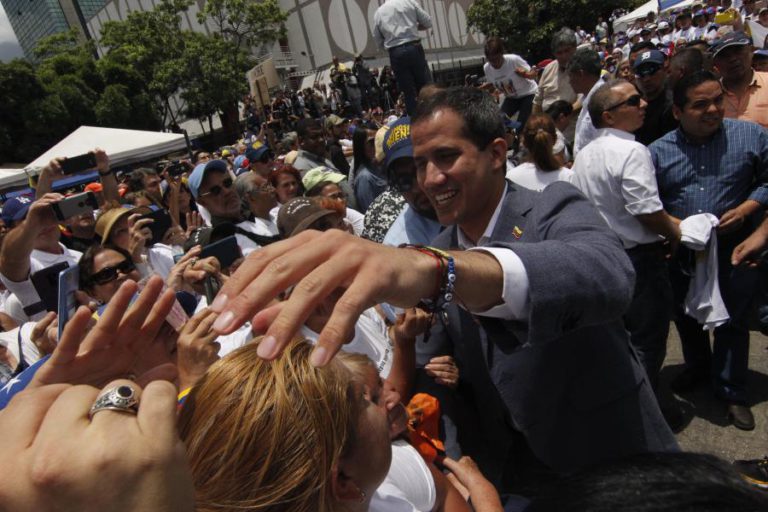 GUAIDÓ ANUNCIA QUE MILITARES ESTÃO FINALMENTE DO SEU LADO