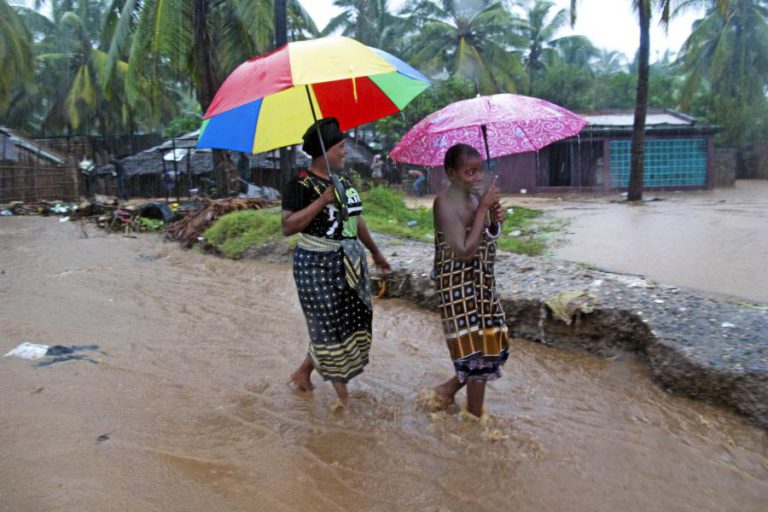 MOÇAMBIQUE/CICLONE: CHEIAS REPENTINAS NA CAPITAL PROVINCIAL PEMBA TRANSFORMAM RUAS EM RIOS