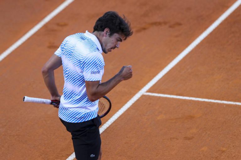 DOMINGUES BATE SEXTO CABEÇA DE SÉRIE E PASSA À SEGUNDA RONDA DO ESTORIL OPEN