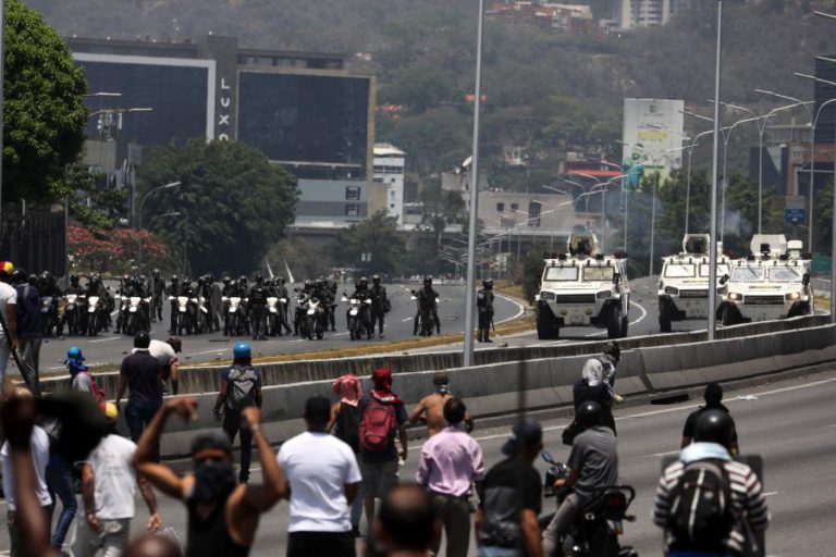 CONFRONTOS NAS RUAS DA VENEZUELA APÓS APELO DE GUAIDÓ PARA A REVOLTA