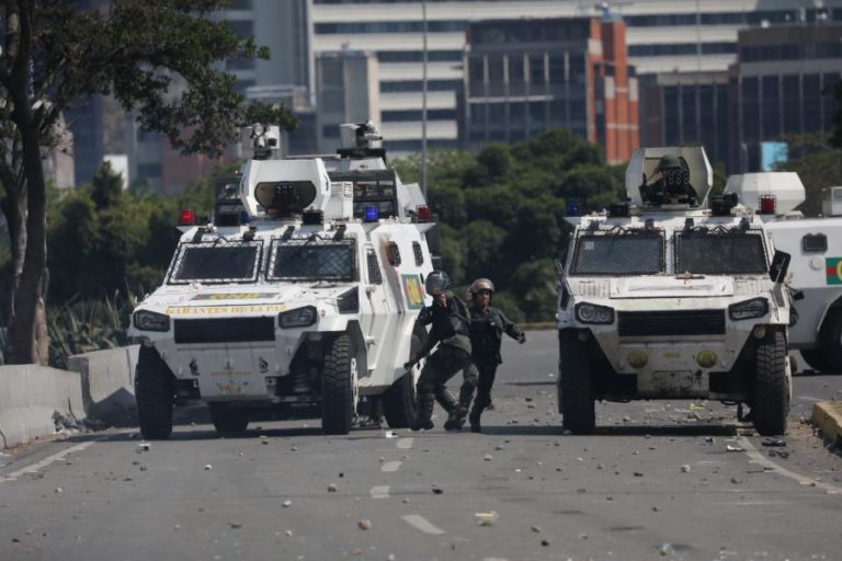 CERCA DE 25 MILITARES VENEZUELANOS PEDEM ASILO NA EMBAIXADA DO BRASIL EM CARACAS
