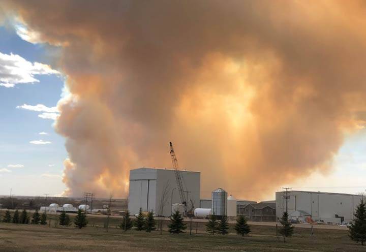 INCÊNDIO FLORESTAL AMEAÇA CIDADES EM SASKATCHEWAN