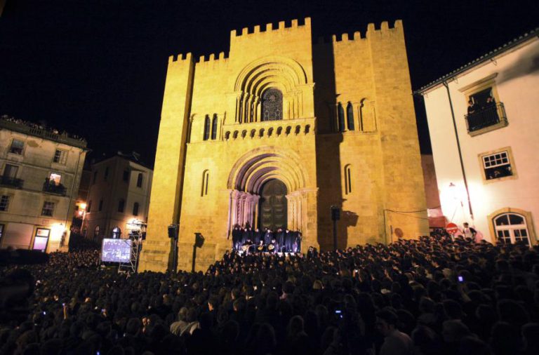 QUEIMA DAS FITAS DE COIMBRA COMEÇA HOJE COM SERENATA MONUMENTAL