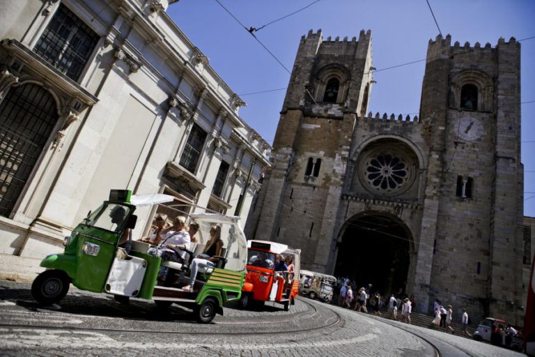 PORTUGUESES NO ESTRANGEIRO E TURISTAS EM PORTUGAL FAZEM MAIS PAGAMENTOS NA PÁSCOA